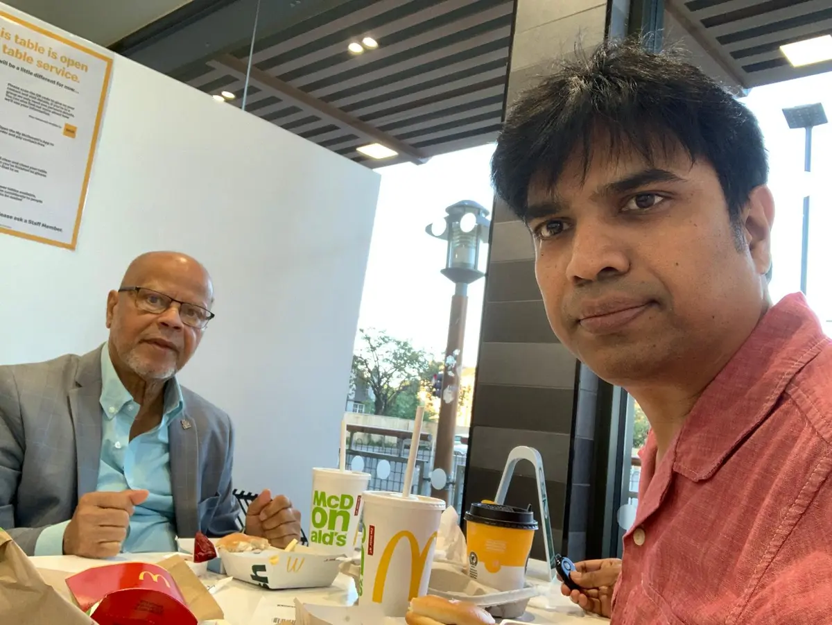 জেনারেল ওসমানীর এপিএস শাহনূর চৌধুরীর স্মৃতিতে: মন্ত্রীত্ব, পদত্যাগ ও সাদাসিধে জীবন 2 জেনারেল ওসমানীর এপিএস শাহনূর চৌধুরীর সাক্ষাৎকার গ্রহণ করছেন বদরুল হুসেইন বাবু