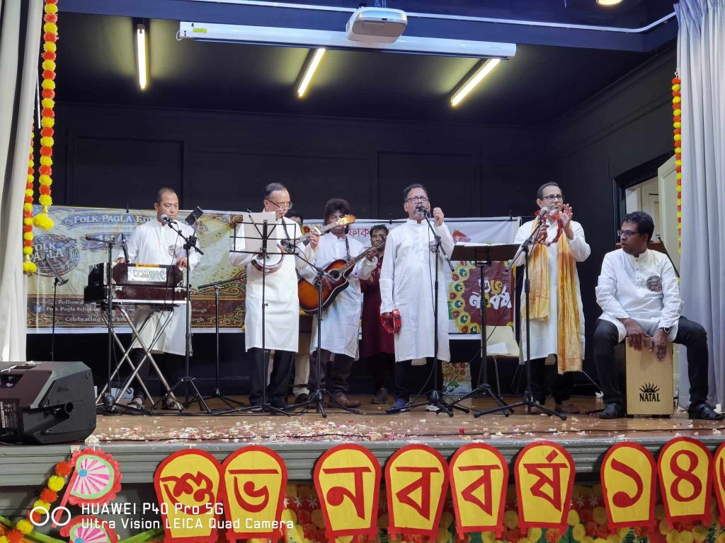 সংগীত পরিবেশন করছেন ফোক বাংলার সদস্যরা